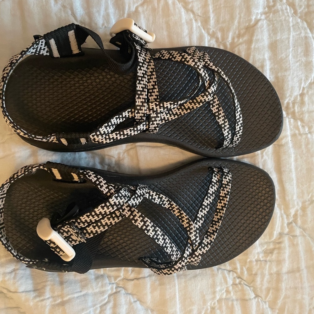 Womens chacos size 6